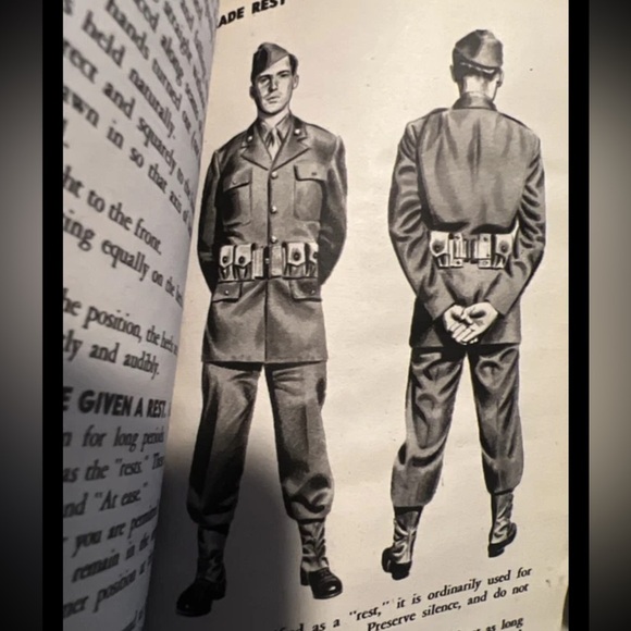 Vintage collectible Military Field books WWII WW2 1944 Army life first aid lot - Picture 3 of 6